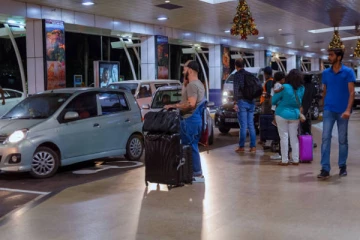 கட்டுநாயக்க விமான நிலையத்தில் வைத்து இருவர் கைது