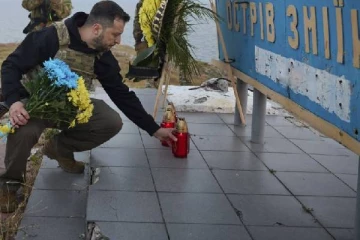 படையெடுப்பின் 500வது நாள்... பாம்பு தீவுக்கு விஜயம் செய்த ஜெலென்ஸ்கி: போரில் வெல்வோம் என சூளுரை