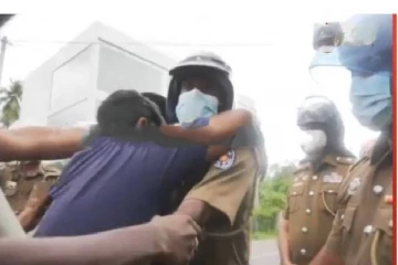 அரசாங்கத்திற்கு எதிரான ஆர்ப்பாட்டத்தில் இளைஞர்களின் பேச்சால் கண்கலங்கிய பொலிஸார்