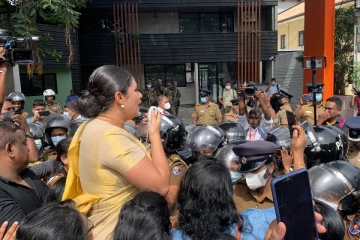 பிரதமர் வீட்டை முற்றுகையிட்ட பெண்களால் பதற்றம்!