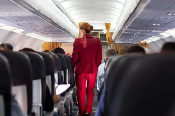 விமானத்தில் தூங்கிக் கொண்டிருந்த பெண் - அந்தரங்க இடங்களில் தொட்டு எல்லை மீறிய முதியவர்!