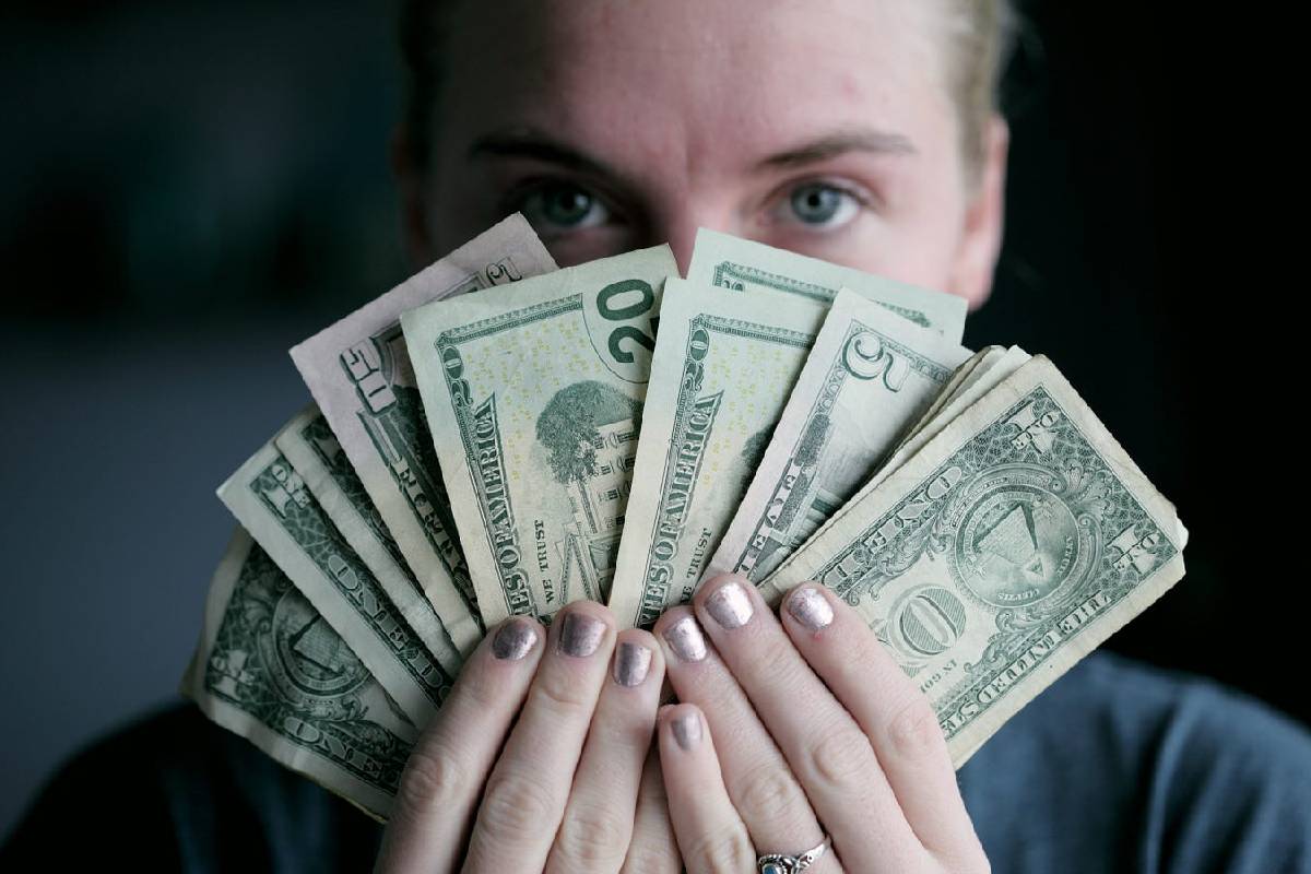 ஏழையையும் அரசனாக மாற்றும் சனி மோதிரம் - இதை எப்போது அணிய வேண்டும்? | Saturn Ring That Turns Even Poor Into A King