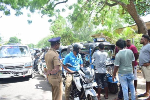 வாழைச்சேனையில் குழப்ப நிலை: பெற்றோலுக்கு பதிலாக வந்த டீசல் | Valachchenai Fuel Station Peoples Petrol Diesel