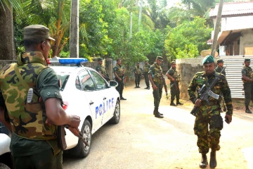 யாழில்  நீதிமன்றப் பிடியாணையை நிறைவேற்றச் சென்ற பொலிஸாருக்கு நேர்ந்த கதி!