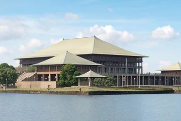 நாடாளுமன்றத்திற்கு முன் திடீரென ஆர்ப்பாட்டத்தில் இறங்கிய மன்னார் மக்கள்