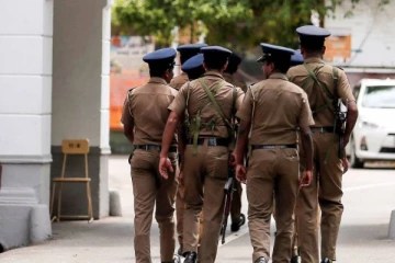 பொலிஸார் முன்னிலையில் குழுவொன்றால் நபரொருவர் தாக்கப்பட்டமை தொடர்பான காணொளி! ஏழு பேர் கைது