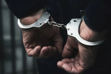 யாழில் பொலிஸாரிடம் சிக்கிய இளைஞன் ; சோதனையில் கைப்பற்றப்பட்ட ஆபத்தான பொருட்கள்