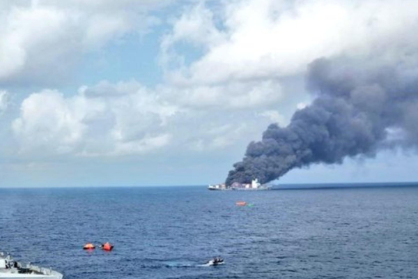 ஏடன் வளைகுடாவில் தீப்பற்றி எரியும் கப்பல்; காரணம் என்ன? | Ship On Fire In Eden Harbour