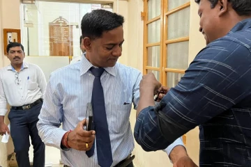 யாழ்.வைத்தியசாலை வைத்தியர்கள் கறுப்புப்பட்டி அணிந்து எதிர்ப்பு நடவடிக்கை (Photos)