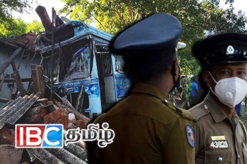 வீட்டின் மதிலுக்குள் புகுந்து விபத்துக்குள்ளான தனியார் பேருந்து