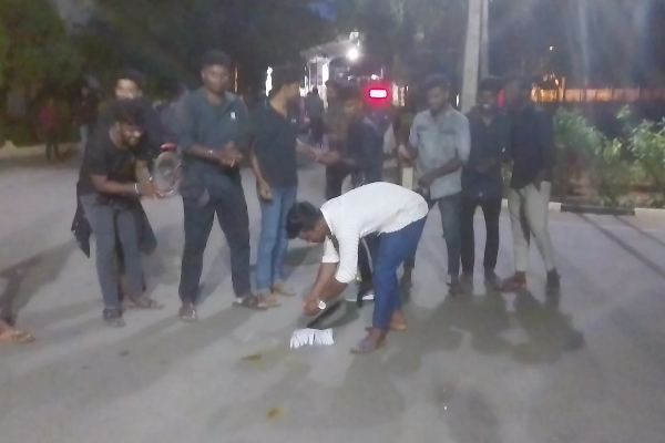 யாழ். பல்கலையில் வெடிகொளுத்தி மகிழ்ச்சியை தெரிவித்த மாணவர்கள் (காணொளி) | Jaffna University New Vice Chancellor