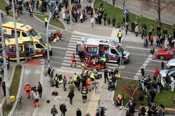 மக்கள் கூட்டத்தின் மீது அசுர வேகத்தில் பாய்ந்த வாகனம்... பலரது நிலை கவலைக்கிடம்