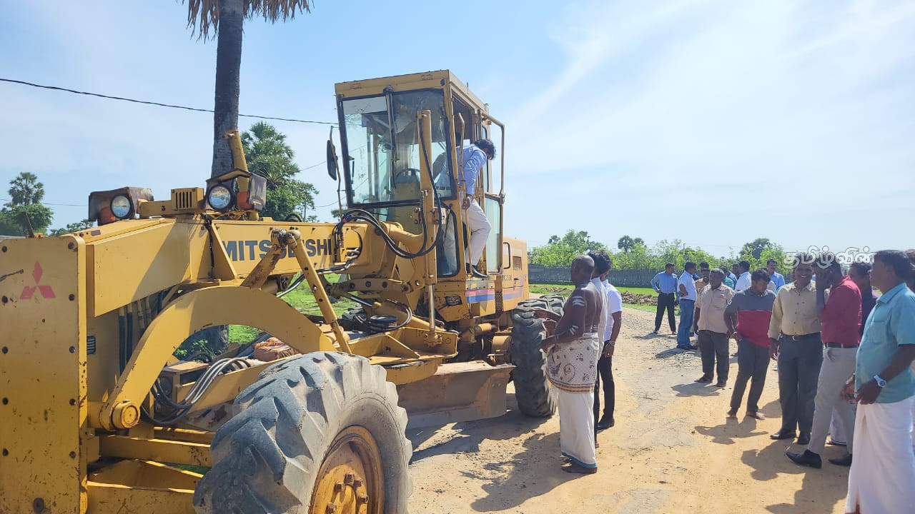 கிளிநொச்சி-புளியம்பொக்கணை கிராமத்திற்கு செல்கின்ற வீதி புனரமைப்பு பணி ஆரம்பம் 5 Gallery
