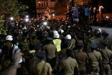 உச்சக்கட்ட பதற்றத்தில் இலங்கை: கோட்டாபய வீட்டிற்கு முன் திணறும் பொலிஸார்!