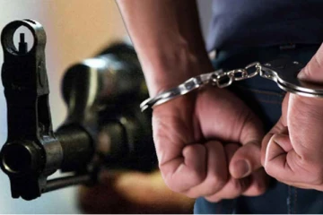 மைதானத்திலிருந்த இளைஞர்கள் மீது துப்பாக்கிச்சூடு ; சிக்கிய துப்பாக்கிதாரி