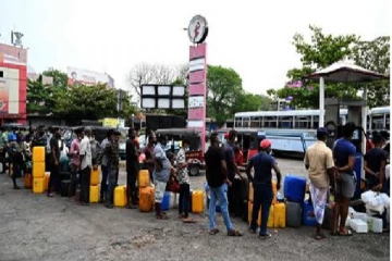 கொழும்பின் புறநகர் பகுதிகளில் நீண்ட எரிபொருள் வரிசைகள்