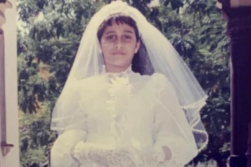 இந்த புகைப்படத்தில் உள்ள நடிகை சினிமாவிற்கு வந்து 20 வருடங்கள் ஆகிவிட்டது! யார் தெரியுமா