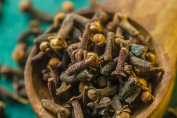 நீரிழிவு நோயாளிகள் எடையை வேகமாக குறைக்க தினமும் கிராம்பு சாப்பிடலாமா? எவ்வளவு சாப்பிடனும்?