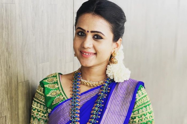 இந்த புகைப்படத்தில் இருக்கும் டாப் பிரபலம் யார் தெரியுமா.. சமீபத்தில் கூட ரசிகர்களுக்கு அதிர்ச்சி கொடுத்தார் | Popular Person In Tv Chilldhood Photo