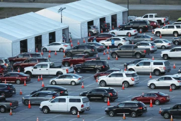 டிரைவ்-இன் தடுப்பூசி  மையங்கள் ; படையெடுக்கும் மக்கள்