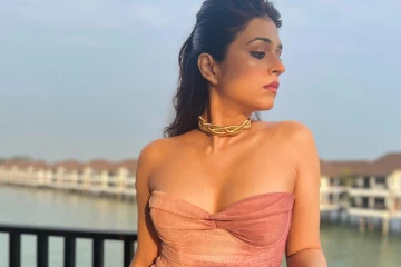 நடிகை ஷ்ரத்தா தாஸ் தாராள கிளாமர் புகைப்படங்கள்