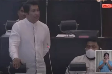 அரசியல் கட்சியினர் எனது வீட்டை தாக்கினர்:பொலிஸ் மா அதிபர் இரட்டை விளையாட்டுகாரர்