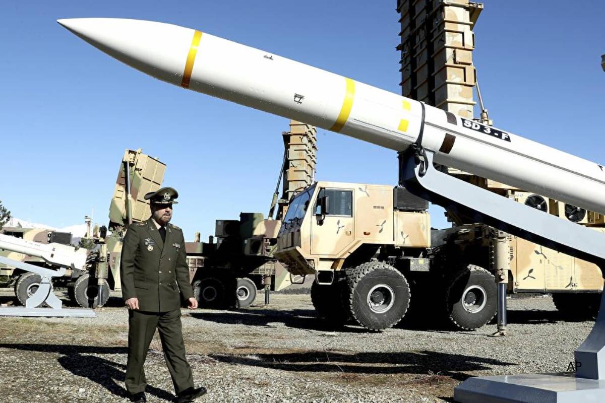 ஈரான் போரில் தன்னைக் காப்பாற்ற பெரும் ஆயுத உற்பத்தி நிறுவனங்களிடம் கெஞ்சும் ட்ரம்ப் | Trump Calls Weapons Production