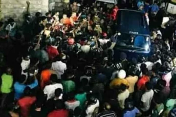 කාන්තාවක ප්‍රසිද්දියේ කළ වැඩෙන් විශාල පිරිසක් කැළඹෙයි..