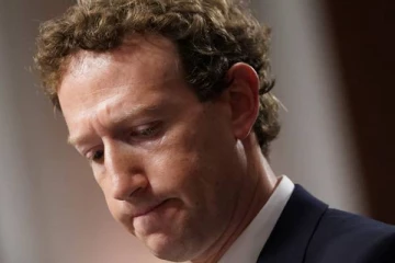 இனி நடக்காது.. எழுந்து நின்று மன்னிப்பு கேட்ட மார்க் ஜூக்கர்பெர்க்: ஏன் தெரியுமா?