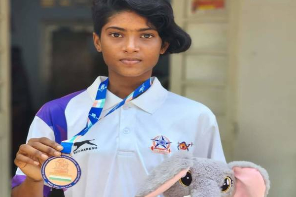 வவுனியாவிற்கு பெருமை சேர்ந்த மாணவியை பாராட்டிய அரசாங்க அதிபர்! | President Praised The Proud Student Of Vavuniya