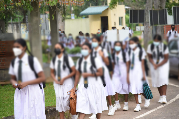 திடீரென வைத்தியசாலையில் அனுமதிக்கப்பட்ட 40 மாணவிகள் - பிரபல பெண்கள் கல்லூரியில் சம்பவம் | 40 Female Students Have Suddenly Become Unwell
