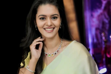 நடிகை ஸ்வதிஷ்டா கிருஷ்ணன் சேலையில் அழகிய போட்டோஷூட்