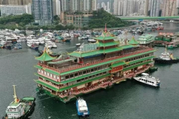 கடலில் மூழ்கிய உலக புகழ் ஜம்போ கப்பல் உணவகம் -ஏன்?