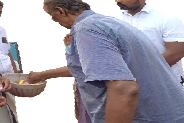 தள்ளாடும் தமிழ் தாத்தாக்களின் கட்டில் அரசியல் நாடகங்கள்..! | Changes In Tamil Arasu Kachchi Position Crises