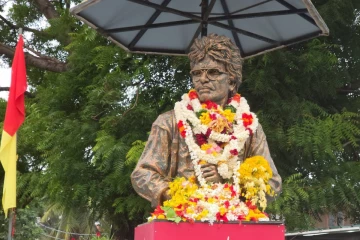 நல்லூரில் தியாக தீபம் திலீபனுக்கு வெண்கல உருவ சிலை