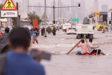 ஒரு வருஷ மழை ஒரே நாளில்; தத்தளிக்கும் துபாய், 18 பேர் பலி - மிதந்த விமான நிலையம்!