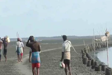 இரணைதீவு கடற்பரப்பில் வைத்து மீனவர்கள் மீது கடற்படையினர் தாக்குதல்