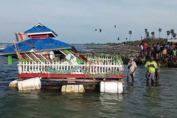 புத்தருடன் கரையொதுங்கிய தெப்பத்தால் பரபரப்பு! (Photos) | A Boat With Buddha On The Shore Caused Excitement