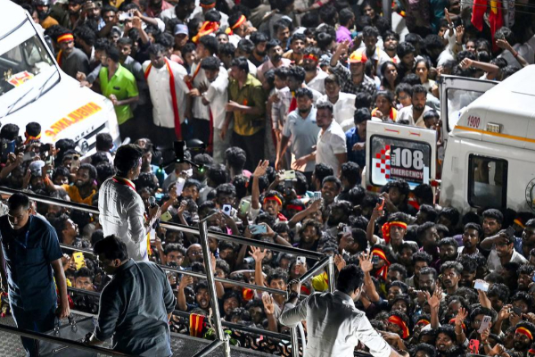 இந்தியாவை உலுக்கிய கரூர் சம்பவம்: பாதிக்கப்பட்டோரை சந்தித்தார் விஜய் | Karur Tragedy Vijay Meets Families Of 41 Victims இந்தியாவை உலுக்கிய கரூர் சம்பவம்: பாதிக்கப்பட்டோரை சந்தித்தார் விஜய் | Karur Tragedy Vijay Meets Families Of 41 Victims
