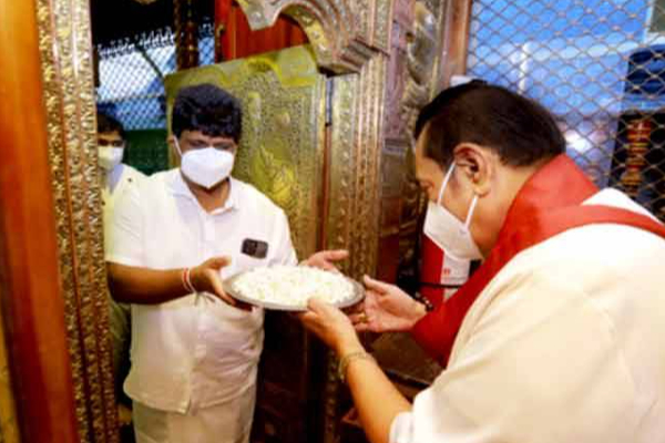 தலதா மாளிகைக்கு விஜயம் செய்த பிரதமர் மஹிந்த! | Dalada Maligawa Sacred Tooth Relic Mahinda Kandy