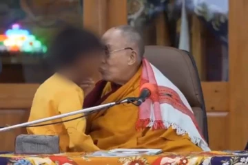 දරුවෙකුගේ තොල් සිපගෙන, තමන්ගේ දිව උරා බොන්නැයි කී අධ්‍යාත්මක නායක දලෙයි ලාමා සියල්ලන්ගෙන් සමාව ගනී - එම අවස්ථාවේ වීඩියෝ සහිතයි..(VIDEO)