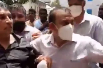 අරගලයට පැමිණි රාජිත සේනාරත්නට ජනතාව පහර දෙමින් එළවයි වීඩියෝ සහිතයි.. (VIDEO)