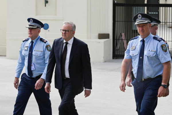 அவுஸ்திரேலியாவை உலுக்கிய துப்பாக்கிச்சூடு! கடுமையாகும் சட்டங்கள்... | Bondi Beach Shooting Australia To Discuss Gun Laws அவுஸ்திரேலியாவை உலுக்கிய துப்பாக்கிச்சூடு! கடுமையாகும் சட்டங்கள்... | Bondi Beach Shooting Australia To Discuss Gun Laws