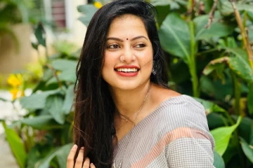 எதிர்நீச்சல் சீரியல் நடிகை மதுமிதாவா இப்படி.. ஷார்ட் உடையில் கிளாமர் லுக்