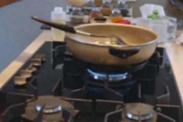 மனைவிக்காக பிரபல நடிகர் செய்த அட்டகாசமான சமையல்: வாயடைக்க வைத்த காணொளி