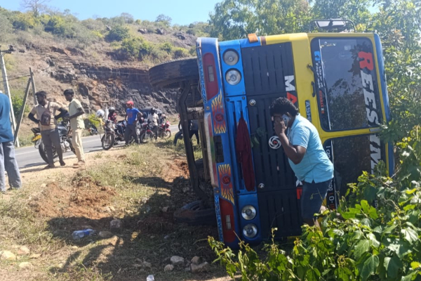 திருகோணமலை - மட்டக்களப்பு பிரதான வீதியில் விபத்து | Accident On The Trincomalee Batticaloa Main Road