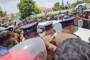 பலத்த பாதுகாப்பின் மத்தியில் வெளியேறிய வைத்தியர் அர்ச்சுனா!