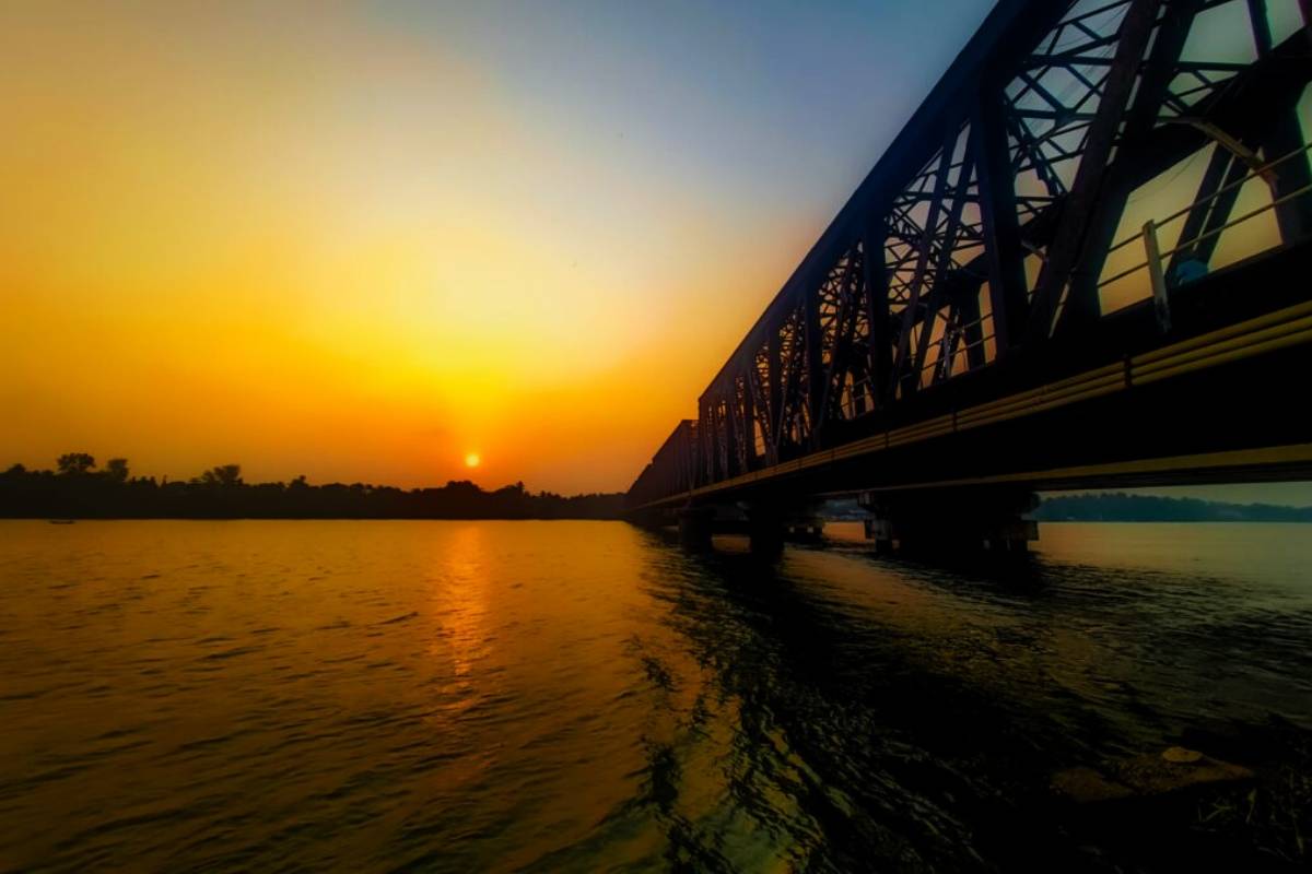 கல்லடிப் பாலத்திலிருந்து குதித்த 40 வயது நபர் சடலமாக மீட்பு! | Man Jumps Off Kallady Bridge Found Dead