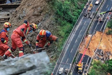 சீனாவில் திடீரென சரிவடைந்த நெடுஞ்சாலை...19 பேர் பரிதாபமாக உயிரிழப்பு!