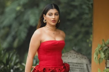 நடிகை யாஷிகா ஆனந்த் ரெட் ஹாட் போட்டோஷூட்